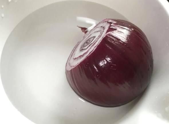 治感冒咳嗽,用1个洋葱煮水喝,半小时见效,大人