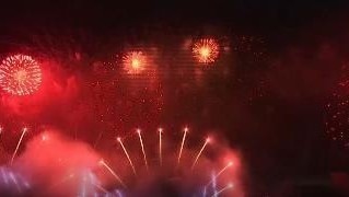 圣彼得堡庆祝“红帆节” 绚丽烟花点亮夜空