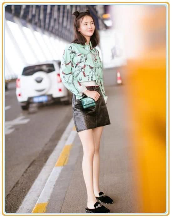 周冬雨这A字裙穿的忒高明!胸下全是腿,网友:金