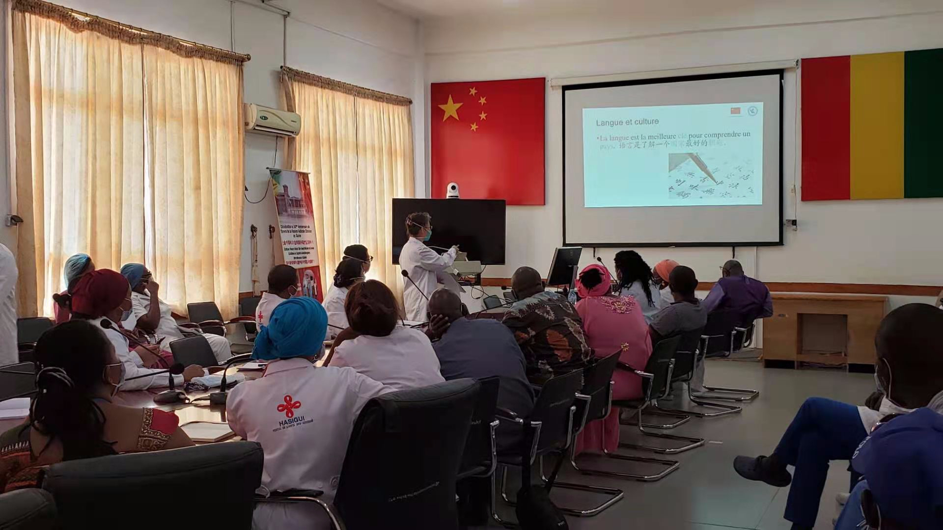 几内亚政变 中方援几医疗队:民众乐观,小朋友户外踢球 几内亚政变 中方援几医疗队:民众乐观,小朋友户外踢球