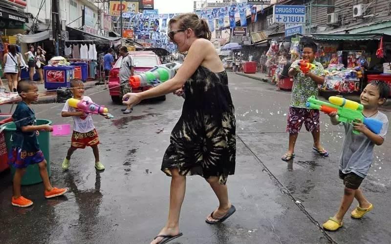 东南亚地区是这样过泼水节的!