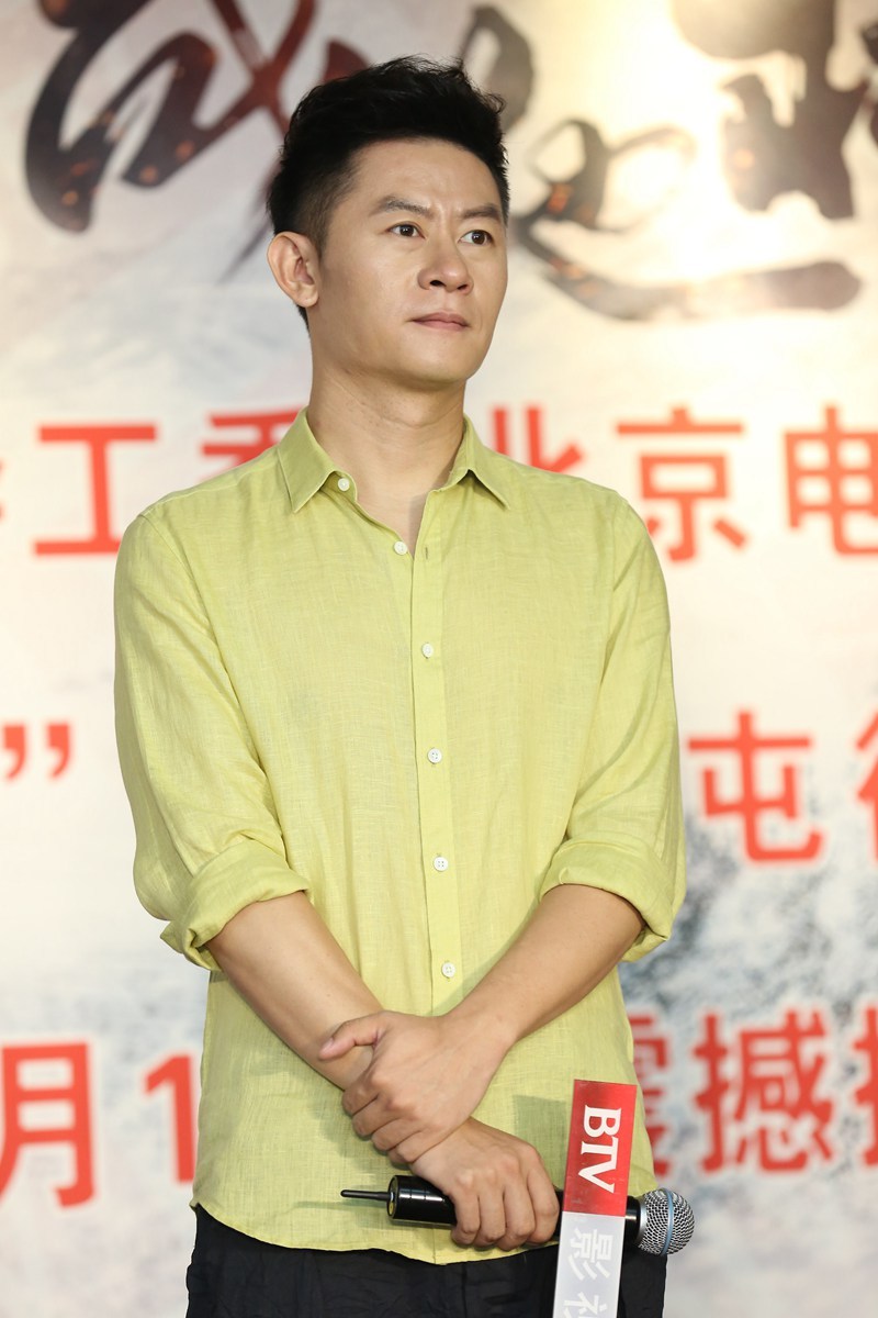 从《永不磨灭的番号》里的豪气硬汉孙成海，到《战地枪王》里的阔家大少陆英豪（李健 饰），此次，李健又一次演绎了“小人物的成长”，在他看来，虽然这两个角色都是“在战争的洗礼下不断蜕变，彰显自己的血色”，但比起《永不磨灭的番号》里“鲁莽的草根英雄形象”，留洋归来的陆英豪显得更加“洋气”：“他虽然不服从管教，但懂得很多战术，最重要的是英俊潇洒，风流倜傥”。