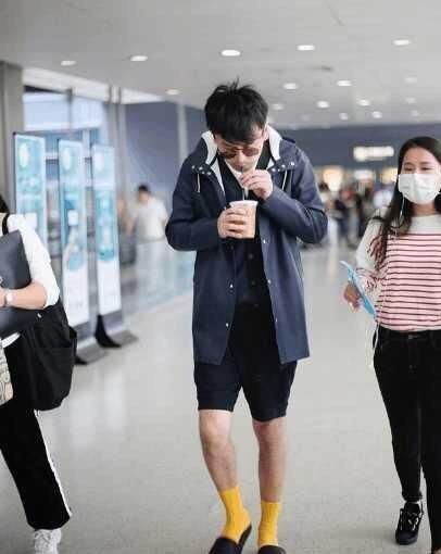 好尴尬!雷佳音机场撞衫奚梦瑶,同款紫裤子被穿