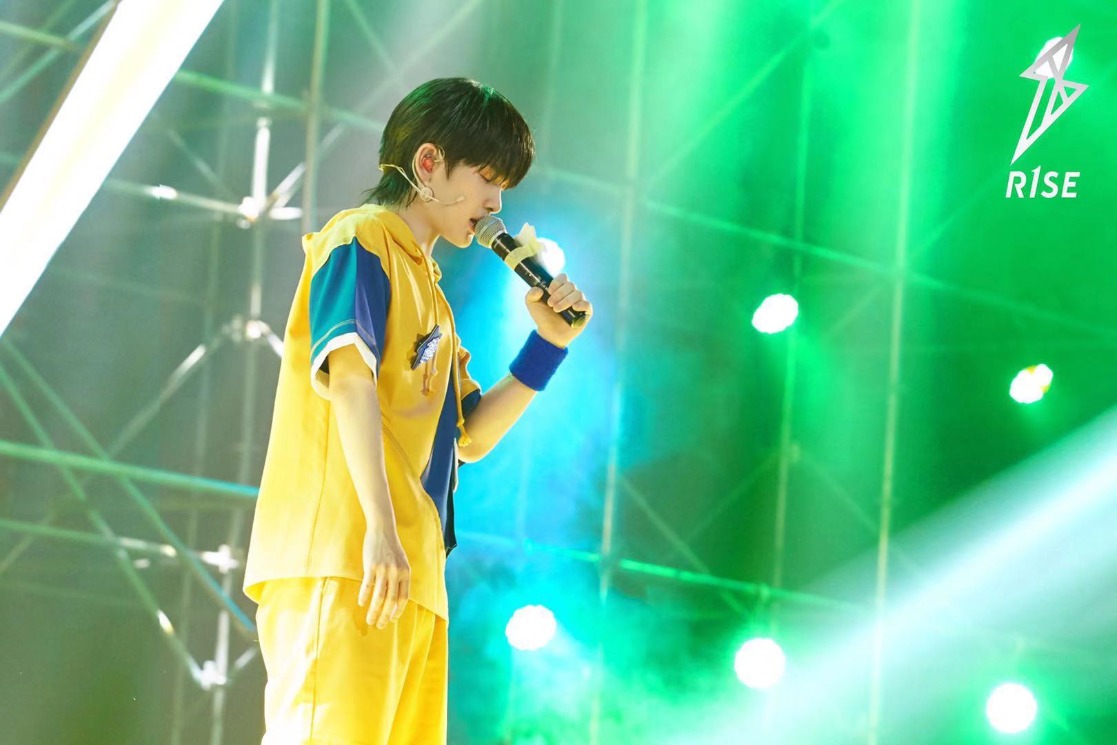 R1SE周震南何洛洛夏之光出席见面会(图1) R1SE周震南何洛洛夏之光出席见面会(图1)