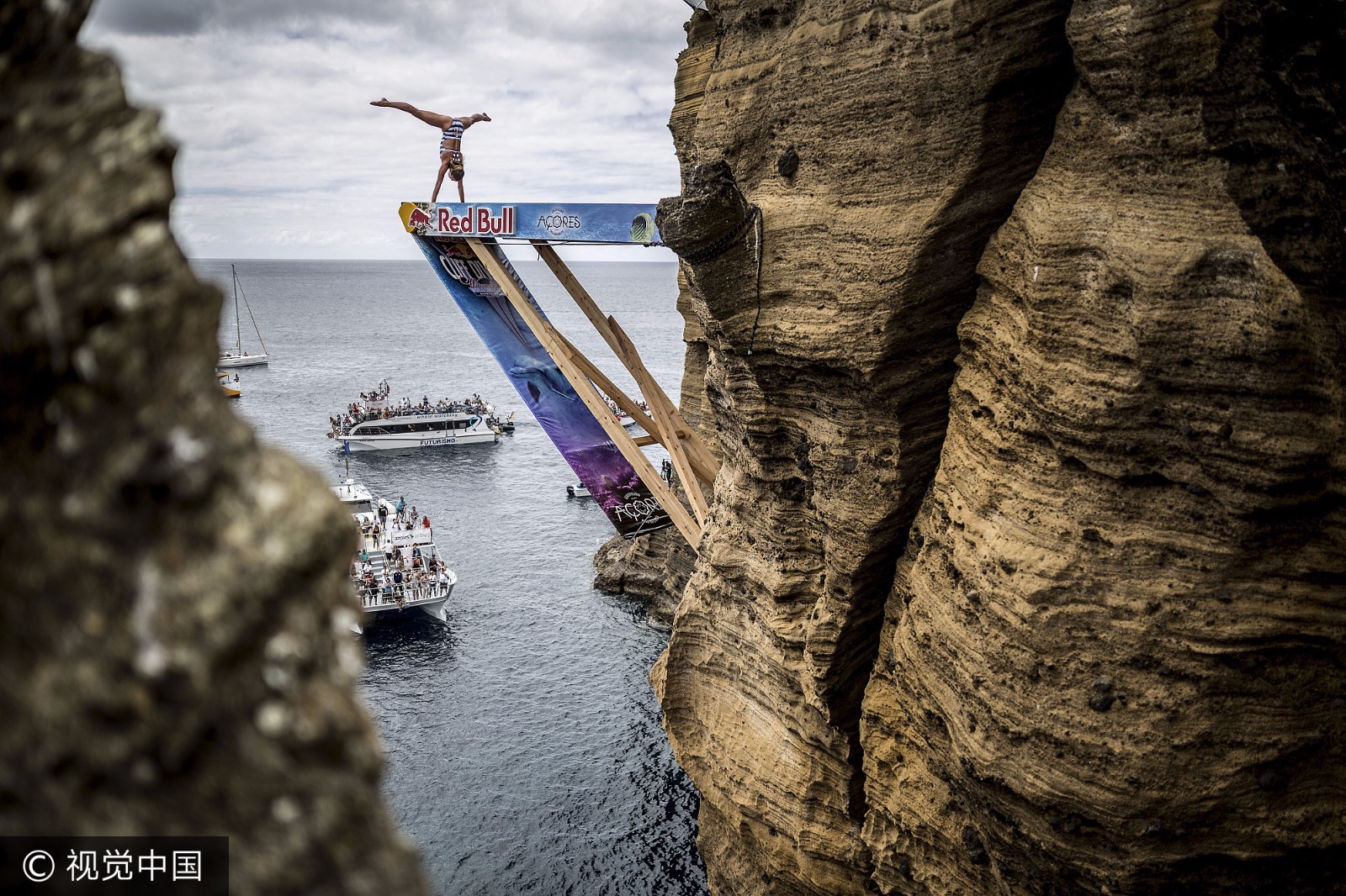 惊险!葡萄牙悬崖跳水 简直是用生命在比赛