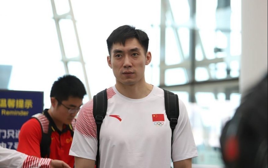 中国男篮红队出征亚运,教练球员相互交谈显轻