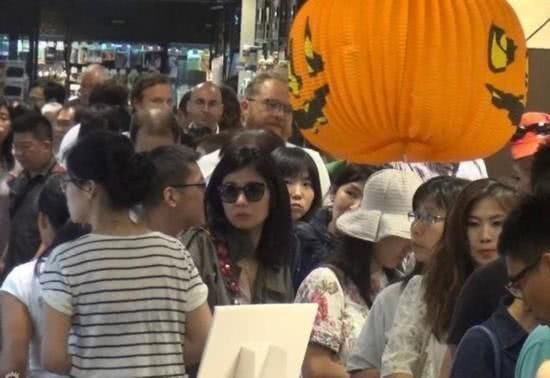 孩奴张柏芝菜场逗娃乐开花,杨幂满脸胶原蛋白