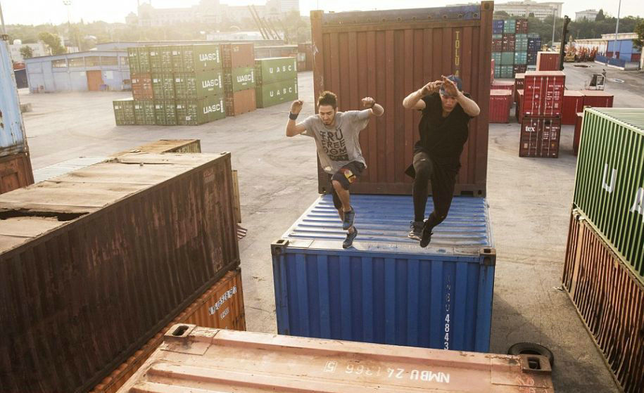 跑酷选手需要自己创建路线，而如何摆放集装箱是最难的部分。