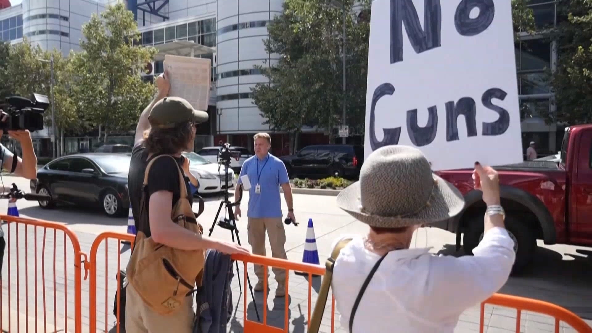 美国:校园枪击案阴云未散 拥枪盛会如期开张引发抗议 美国:校园枪击案阴云未散 拥枪盛会如期开张引发抗议