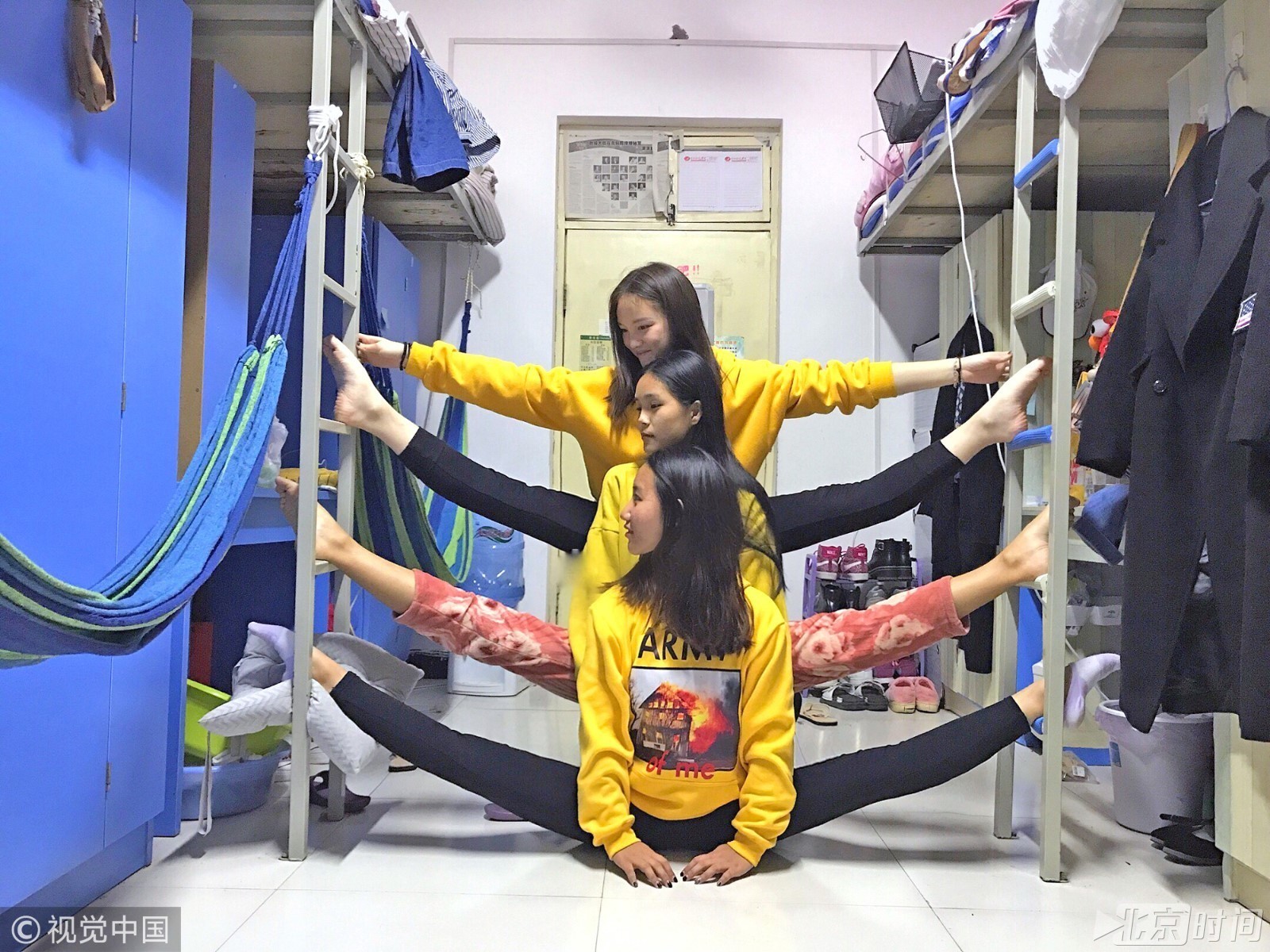 大学宿舍合照新姿势 简直是用生命在比拼“一字马” 大学宿舍合照新姿势 简直是用生命在比拼“一字马”