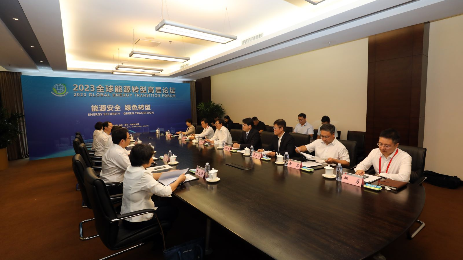 2023全球能源转型高层论坛举办期间,区领导与企业代表深入座谈交流 2023全球能源转型高层论坛举办期间,区领导与企业代表深入座谈交流