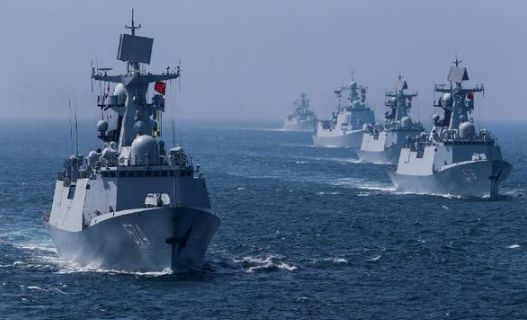 美军舰再次现身南海,却遭到大批军舰围观,加速航行撤离