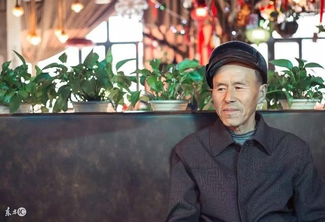 富翁装穷回村借钱遭拒,唯独一老爷爷帮他,两年