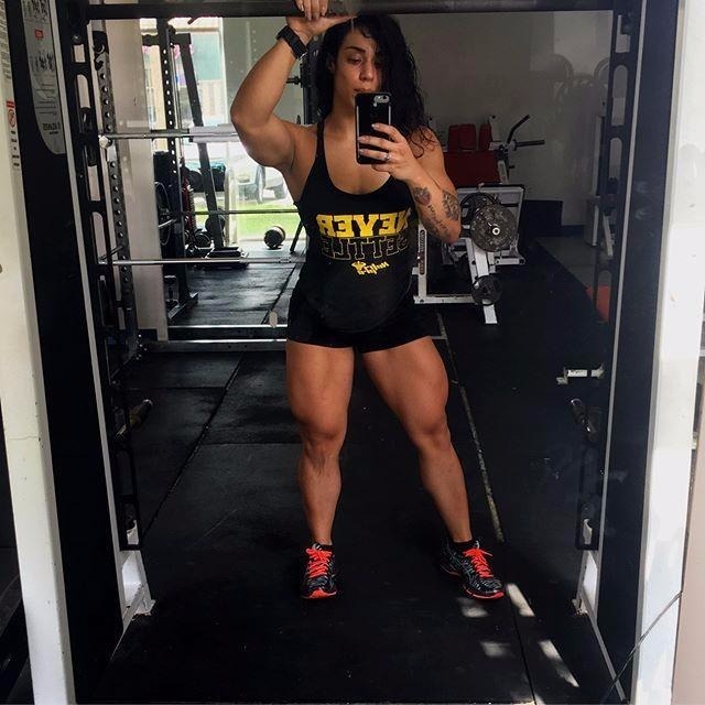 女子为追求形体美 健身房狠练大腿