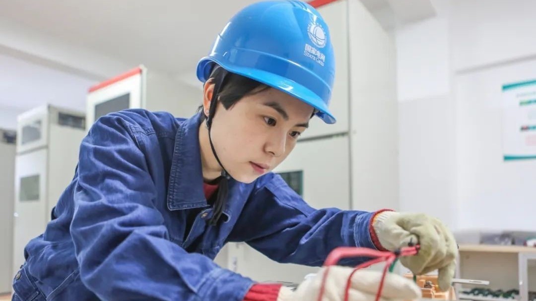 浙大女孩毕业后选择当电工?热评:扎根一线 向上成才 浙大女孩毕业后选择当电工?热评:扎根一线 向上成才