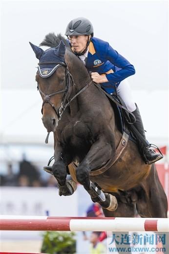 来自大连的人马组合,骑手阿木古楞和凯洋东东在比赛中.杨熙良 摄