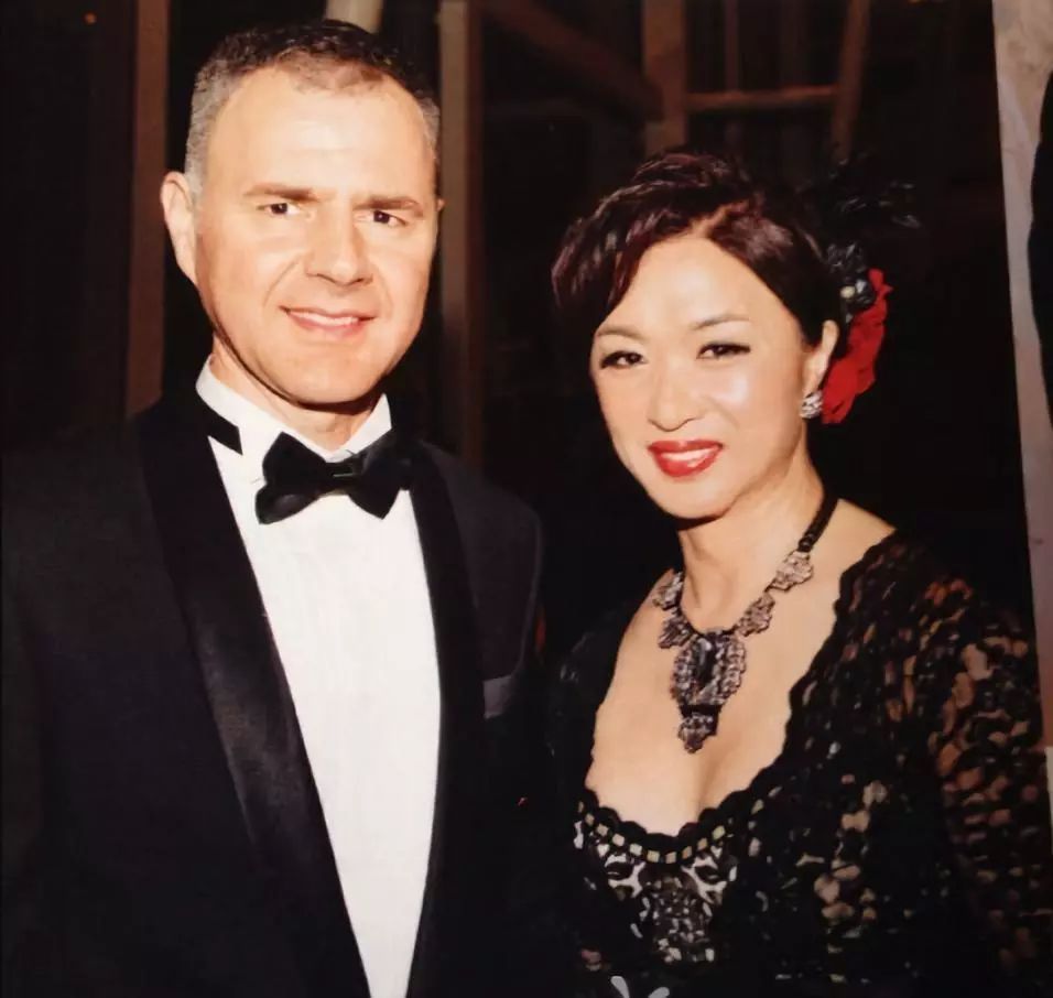 金星复婚后首晒婚纱照 三个孩子当花童 甜称走