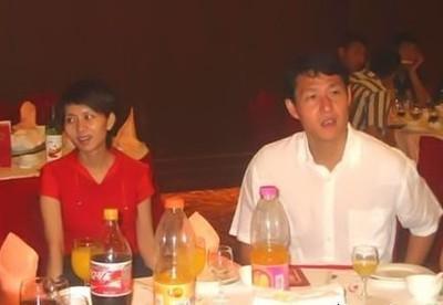 一曲红遍全国,背小三骂名嫁国足运动员,如今婚