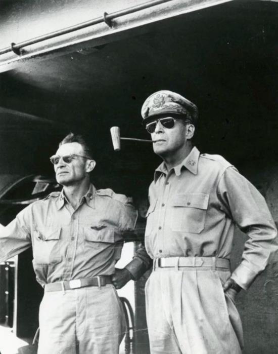 在麦克阿瑟登陆吕宋岛后几个月，他就把昔日击败他的山下奉文赶回了吕宋岛的雨林深处。