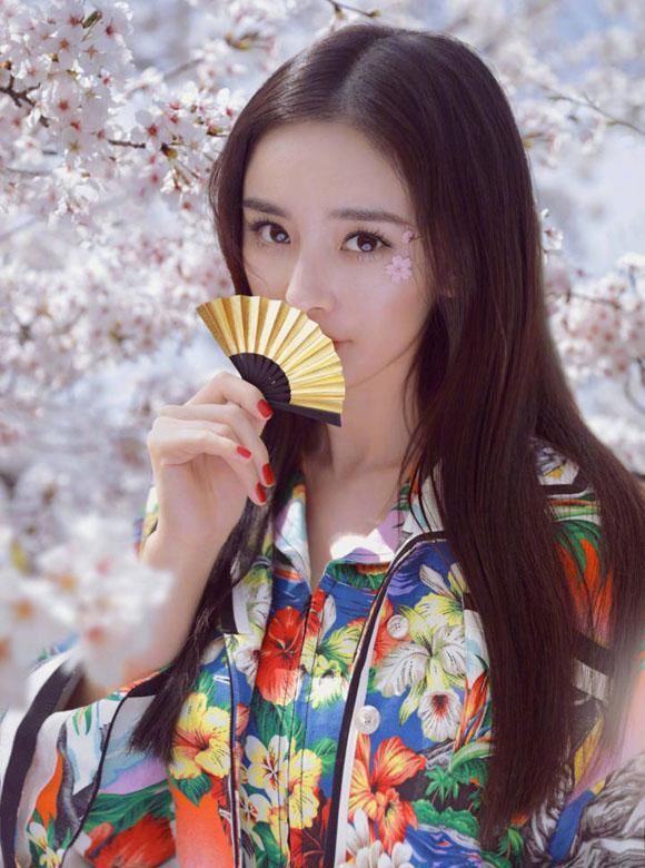 杨幂穿和服日本赏樱花,网友都说:洛阳牡丹也很
