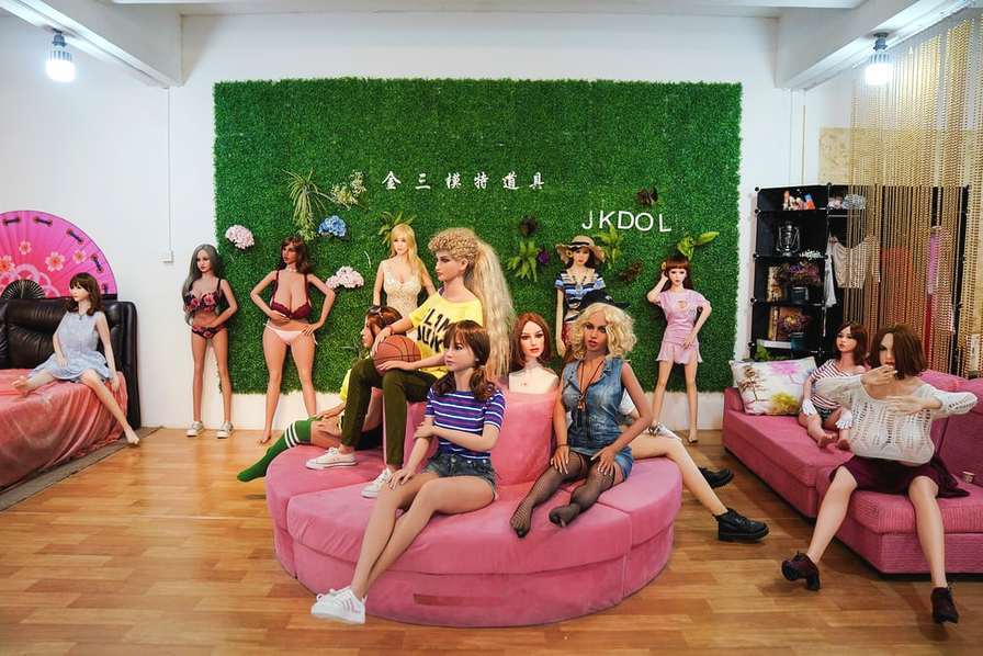 这家工厂目前有200多名专职工人，所有的娃娃都是手工安装制作的，经过至少五个工人的手才能生产出一个娃娃。公司宣传处展示的各种各样的充气娃娃。