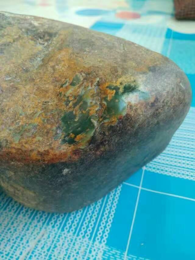 小杰野外捡到绿色石头,竟不是玉石但也很贵幸