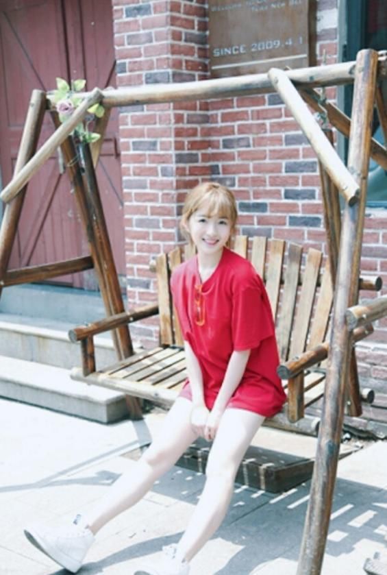 她挡岳云鹏镜头被骂,疑故意点赞评论引热议,穿