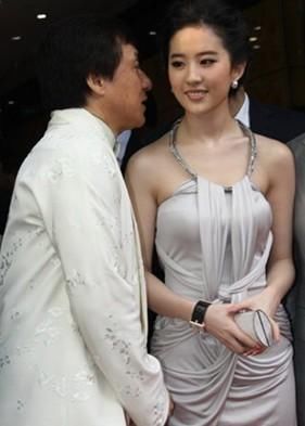 话说神仙姐姐刘亦菲这笑容是故作镇定吗?