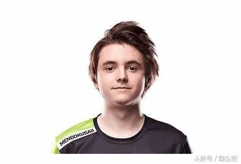 亲爹鼓励儿子辍学玩游戏当电竞选手,网友:这样