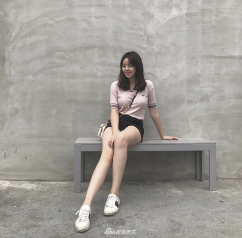 组图:王中磊爱女王文也晒美照 清纯可人身材好