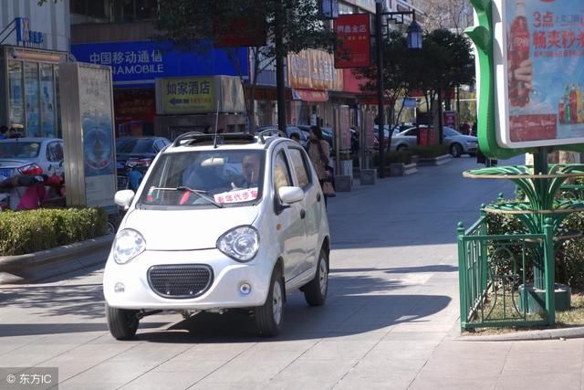 农村老年代步车不让上路了,农民抱怨:让卖为什