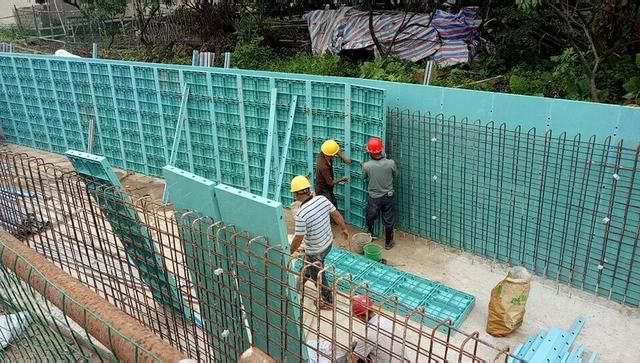 还自嘲去搬砖?自动砌墙机器人问世!以后你连砖