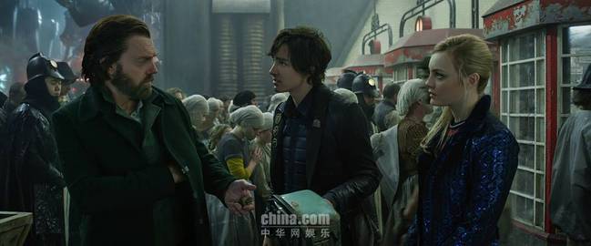 精灵王掌舵《掠食城市》伦敦城 雨果·维文诠