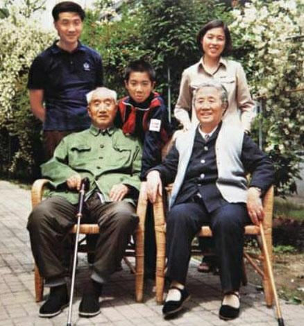 1955年,王英高被授予少将军衔.