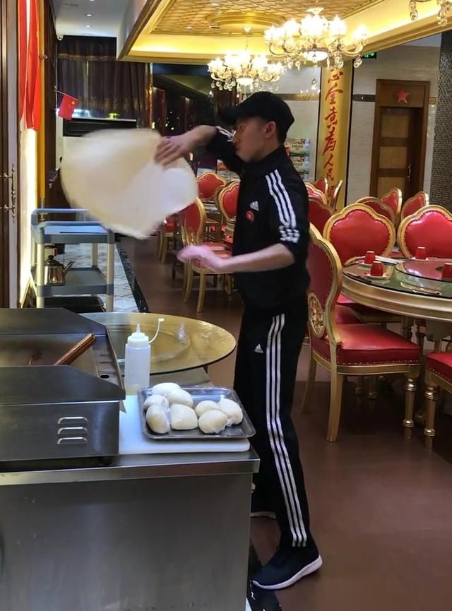 年轻师傅酒店做印度飞饼,老板一个月给开5千