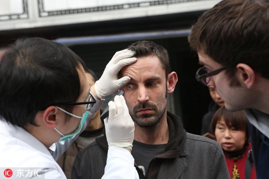 美国小伙晕倒杭州街头 一群中国大妈上演国际