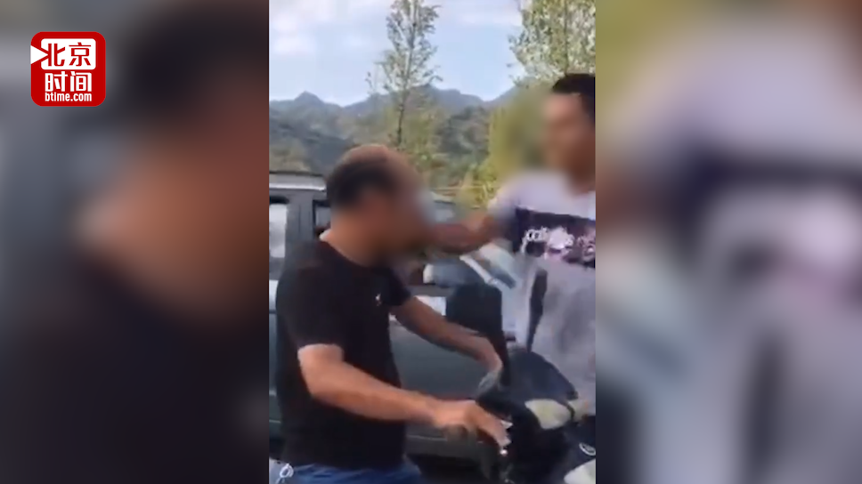 男子20年后拦路扇老师耳光:以前咋削我,你还记不记得? 男子20年后拦路扇老师耳光:以前咋削我,你还记不记得?