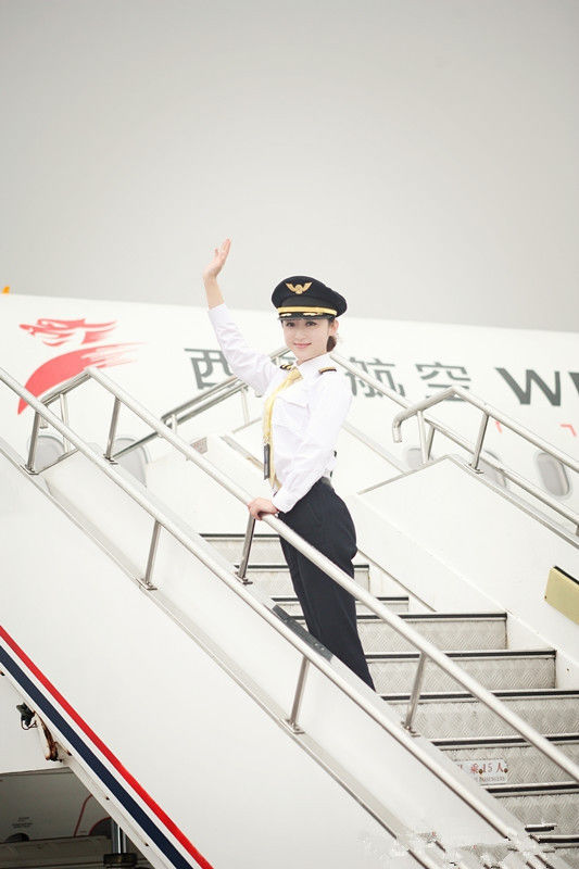 实拍:赵楠是西部航空公司的最美女飞行员,比空