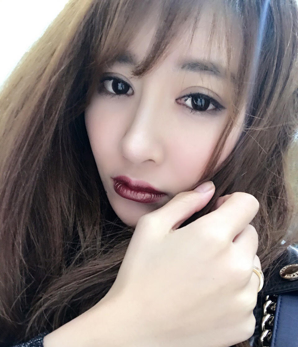 申花悍将娇妻烈焰红唇 低胸礼服超性感