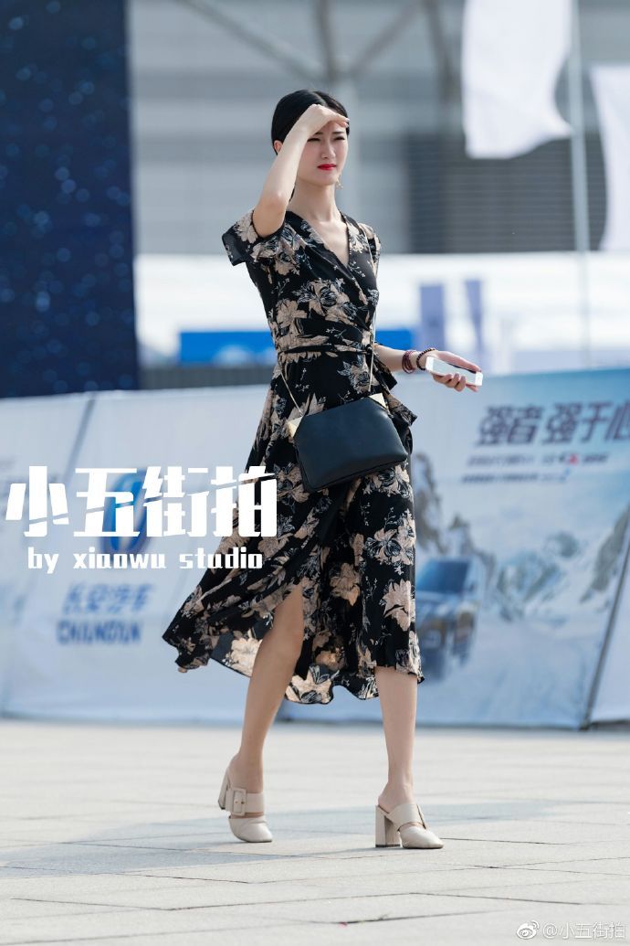 路人街拍:苗条的小姐姐,露腰装搭配短裤,秀出美