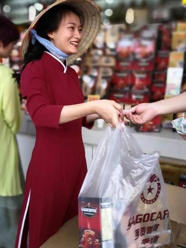 大量越南女人来中国,靠这些工作赚钱,一天收入