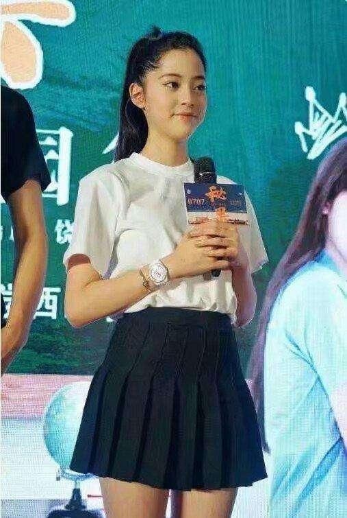 欧阳娜娜随便一穿就十足的少女感,网友:难怪陈