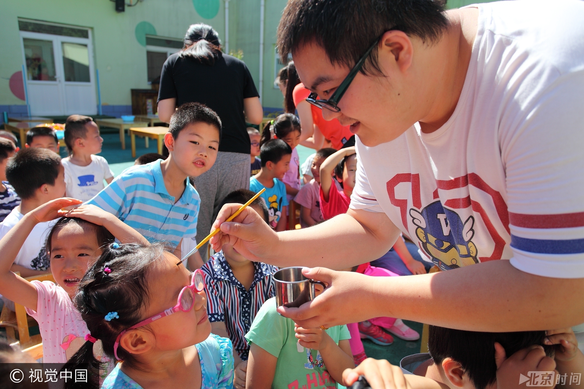 活动现场内容丰富,小孩子们都玩疯了, 孩子们用雄黄酒在小孩脑门上画王字、用艾草编花环、包粽子、制作香囊、画钟馗、赛龙舟等精彩不断, 孩子们的笑声充满着整个校园。
