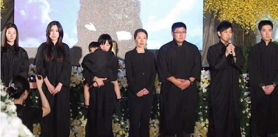 图:陈若仪首度以"林太太"身份与老公一起亮相,但她沉默不发一语,而1岁