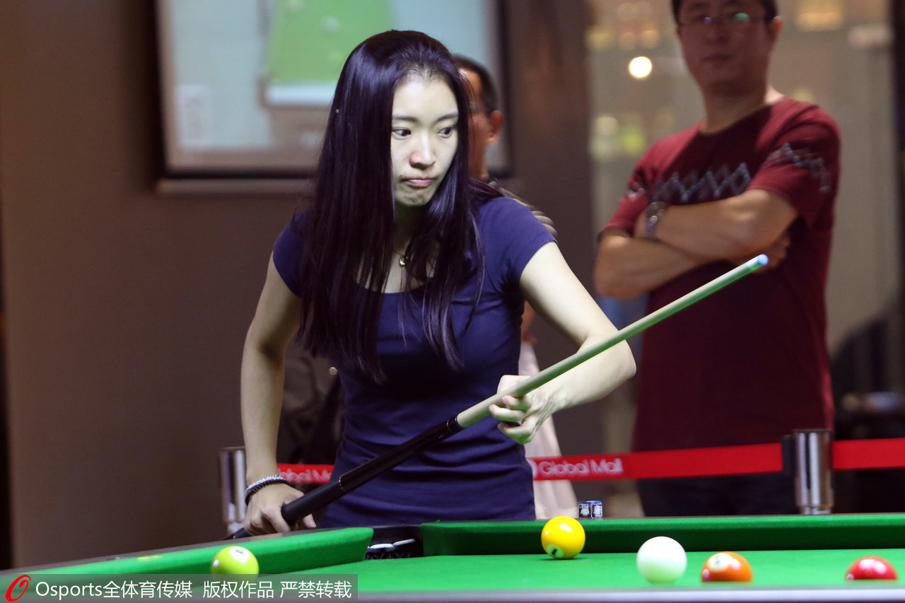 中式台球赛现素颜美女选手 身材满分唇钉抢镜