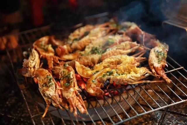 在越南男人和女人可以一起洗泥浆浴看上去就