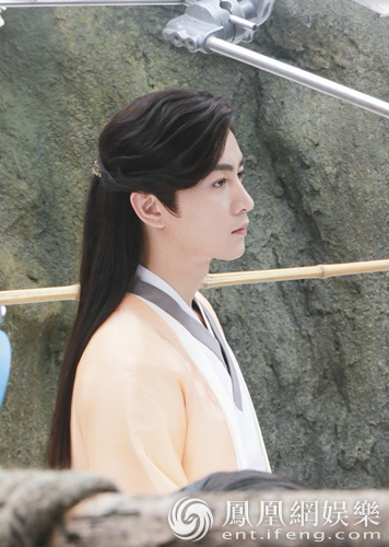 陈晓古装惊艳 侧脸轮廓精致好似沐浴在圣光中