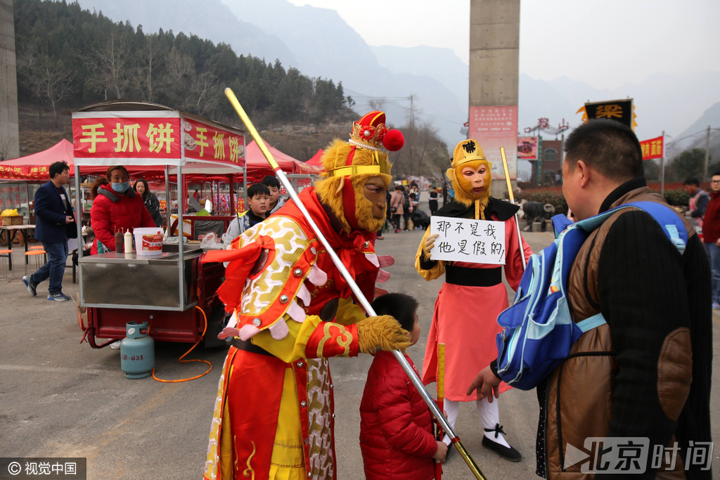 这个开大巴车的“孙大圣”一时间人气飙升，成了网红，但是合影拍照却从未收过钱。图：视觉中国