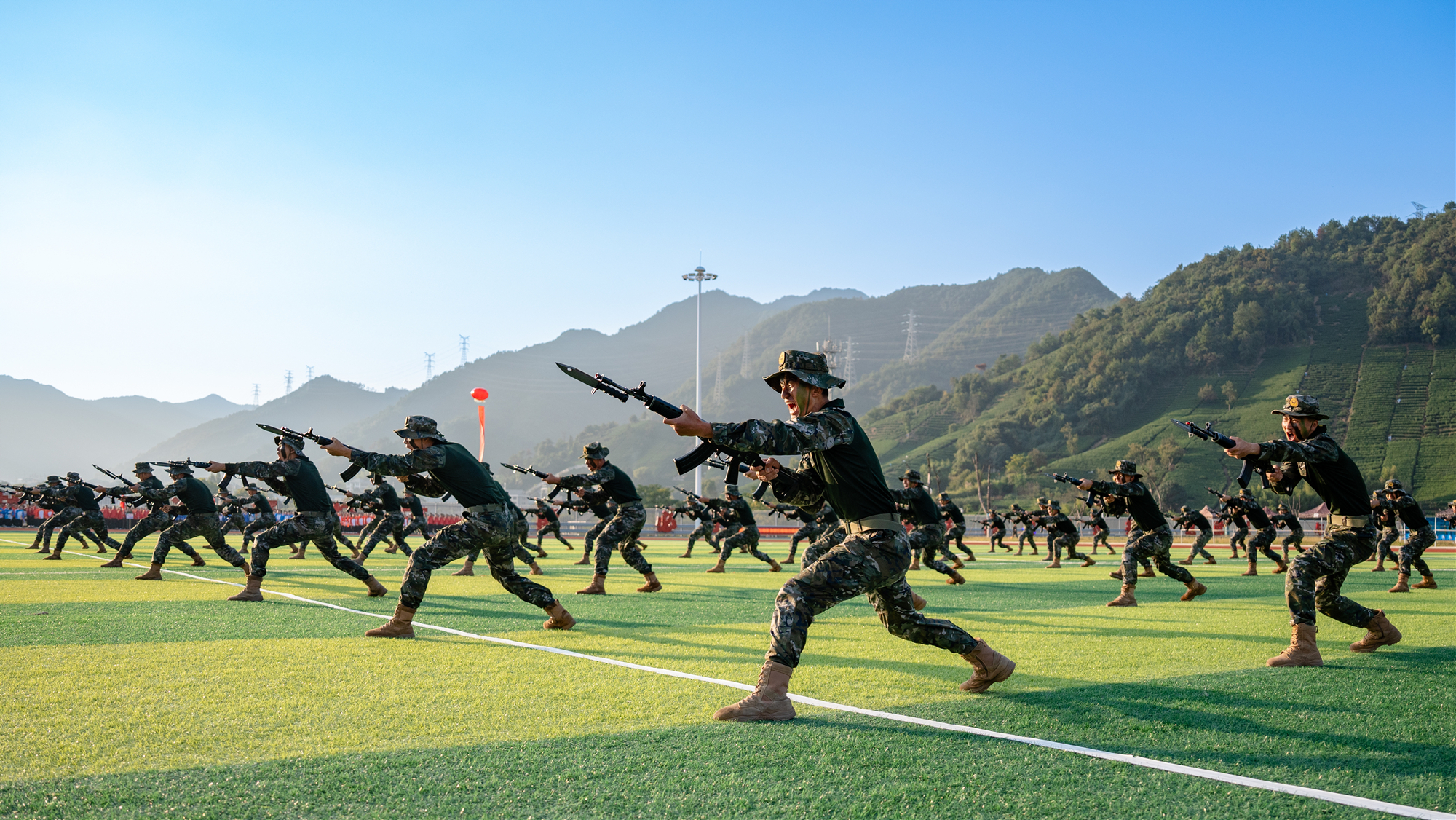 燃爆全场!直击武警士官学校第二届"铸匠杯"军事体育运动会高燃现场