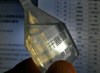 女子坚持开塞露擦脸,三分钟祛斑,七分钟美白,好